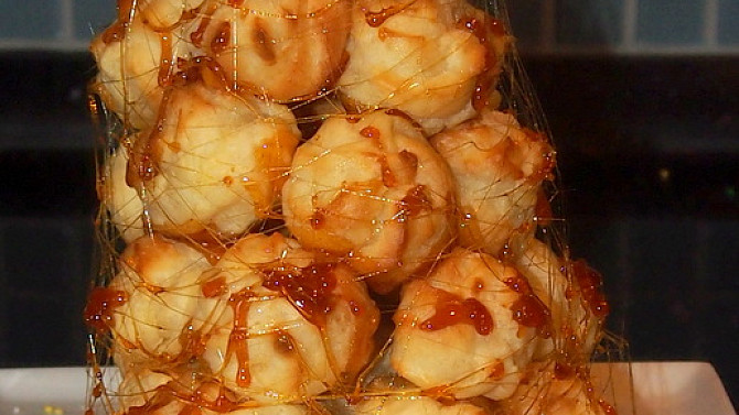 Croquembouche s vanilkovou šlehačkou