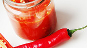 Domácí chilli pasta (sambal oelek)