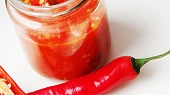 Domácí chilli pasta (sambal oelek)