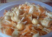 Fenyklový salát s mrkví a cizrnou