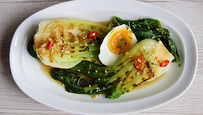 Grilované pak choi ( bok choy ) s asijskou zálivkou