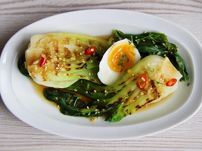 Grilované pak choi ( bok choy ) s asijskou zálivkou Grilované pak choi ( bok choy ) s asijskou zálivkou