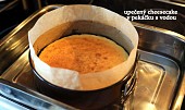 Japonský cheesecake ze 3 surovin (takto vypadá cheesecake po vytažení z vodní lázně v troubě)