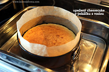 takto vypadá cheesecake po vytažení z vodní lázně v troubě