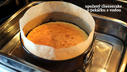 Japonský cheesecake ze 3 surovin, takto vypadá cheesecake po vytažení z vodní lázně v troubě