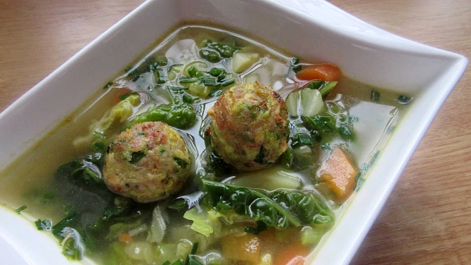 Kapustová polévka s kroketami