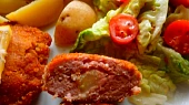 Karbanátky plněné tvarůžky, rozříznutý  karbanátek