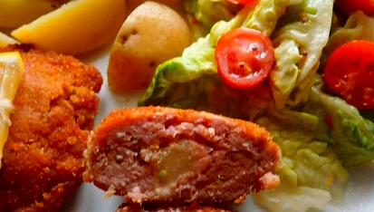 Karbanátky plněné tvarůžky, rozříznutý  karbanátek