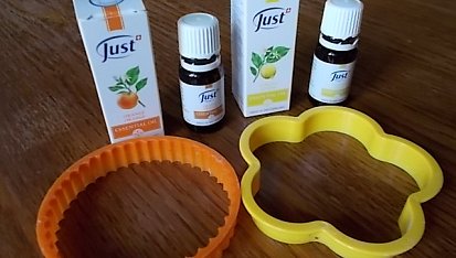 Křehké makové koláčky, Formičky a citronový a pomerančový olej
