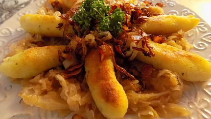 Křupavé bramborové šišky se zelím a slaninovou cibulkou