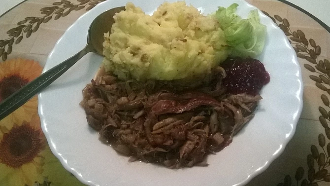 Krůtí krky na víně, se šťouchanými bramborami