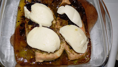 Kuře zapečené s pestem, sušenými rajčaty a mozzarellou