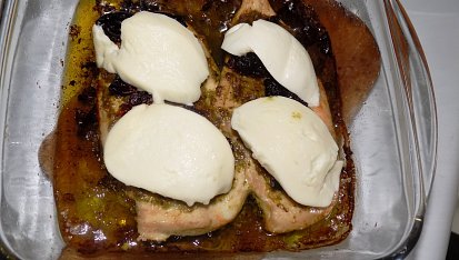 Kuře zapečené s pestem, sušenými rajčaty a mozzarellou