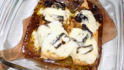 Kuře zapečené s pestem, sušenými rajčaty a mozzarellou
