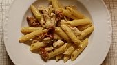 Kuřecí penne se sušenými rajčaty a olivami
