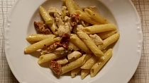 Kuřecí penne se sušenými rajčaty a olivami