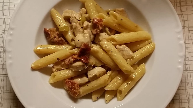 Kuřecí penne se sušenými rajčaty a olivami
