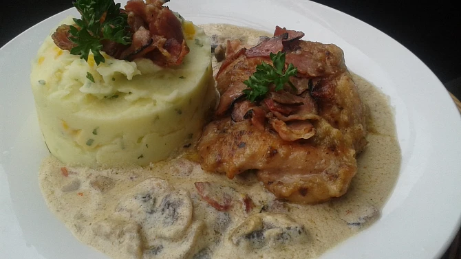 Kuřecí přírodní řízek se slaninou a žampiony