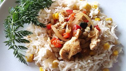 Kuřecí prsa s červenou paprikou a dýňovými semínky, s basmati-kukuřičnou rýží