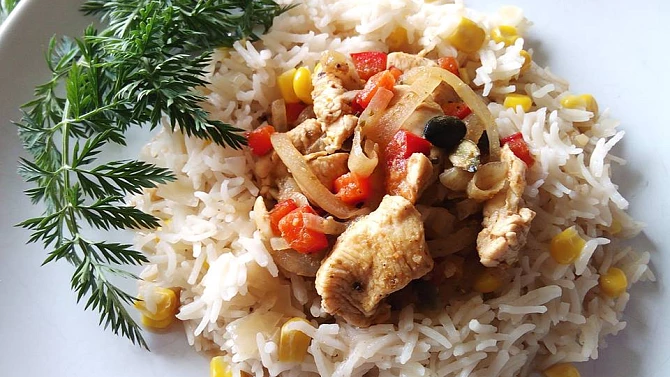 Kuřecí prsa s červenou paprikou a dýňovými semínky, s basmati-kukuřičnou rýží