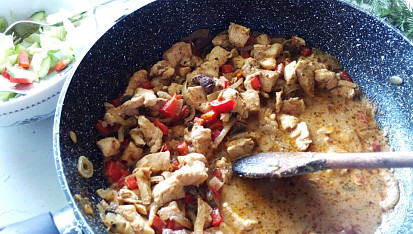 Kuřecí prsa s červenou paprikou a dýňovými semínky, s basmati-kukuřičnou rýží