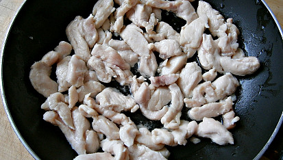 Kuřecí prsíčka s Nivou - za 10 min hotová večeře, Maso nakrájíme na nudličky a na rozpáleném oleji zprudka osmahneme ze všech stran.