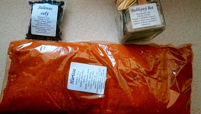 Kuřecí steak  a salát s polničkem, Harissa obsahuje chilli papričky, česnek, koriandr, kumin (římský kmín), papriku, sůl (5%) a olivový olej