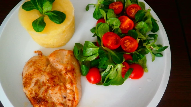 Kuřecí steak  a salát s polničkem