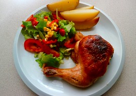 Kuřecí stehna s nádivkou a salátem
