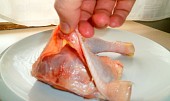 Kuřecí stehna s nádivkou a salátem (nadzvednete a nacpete nádivku)