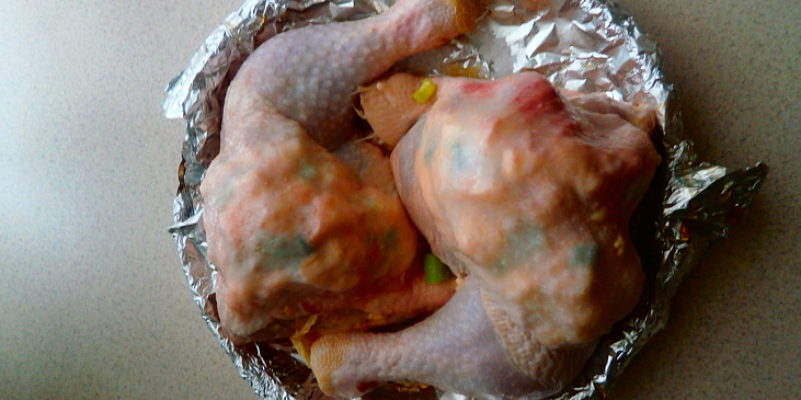 Kuřecí stehna s nádivkou a salátem (nádivka je pod kůží a jde do trouby)