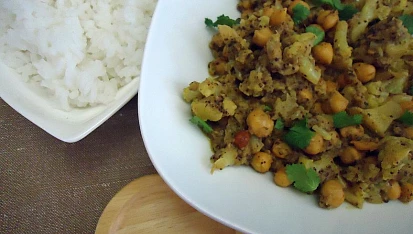 Květáková korma s cizrnou