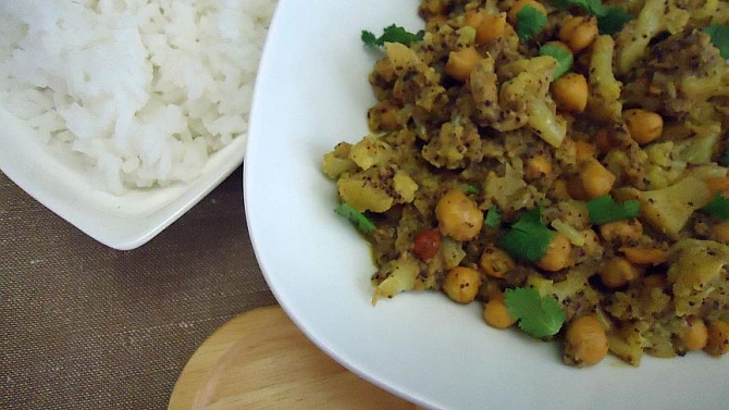 Květáková korma s cizrnou