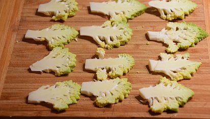 Květáková tempura, růžičky nakrájíme na slabé plátky