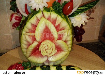 Kytice v melounové váze