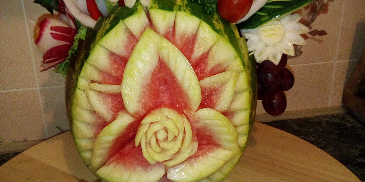 Kytice v melounové váze