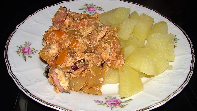 Lečo s vařenými bramborami