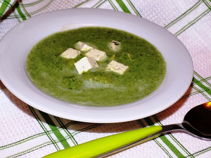 Mangoldová ( špenátová ) polévka s tofu Mangoldová ( špenátová ) polévka s tofu
