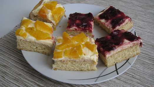 Medovinové řezy s višněmi a mandarinkami