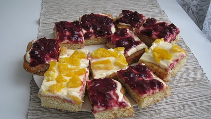 Medovinové řezy s višněmi a mandarinkami