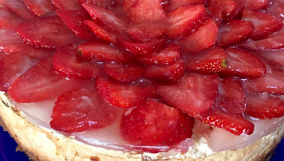 Nejen valentynsky vysoky cheesecake s jahodami