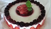 Nepečený jahodovo-ostružinový cheesecake