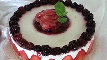 Nepečený jahodovo-ostružinový cheesecake