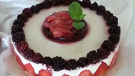 Nepečený jahodovo-ostružinový cheesecake