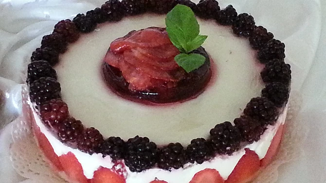Nepečený jahodovo-ostružinový cheesecake
