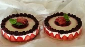 Nepečený jahodovo-ostružinový cheesecake