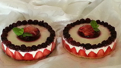 Nepečený jahodovo-ostružinový cheesecake