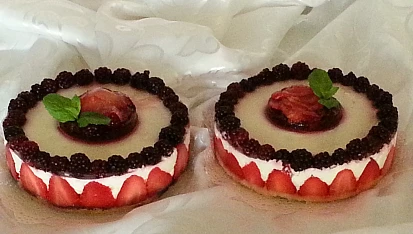 Nepečený jahodovo-ostružinový cheesecake