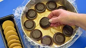 Nepečený jaffa piškotový dort s meruňkovou čokonáplní, Piškoty použijete i pro základ dortu