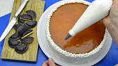 Nepečený jaffa piškotový dort s meruňkovou čokonáplní, Jestliže dort zaujme po vyjmutí z ráfku pohledným vrstvením, netřeba ho již potírat šlehačkou, klidně přiznejte jeho nahou podstatu
